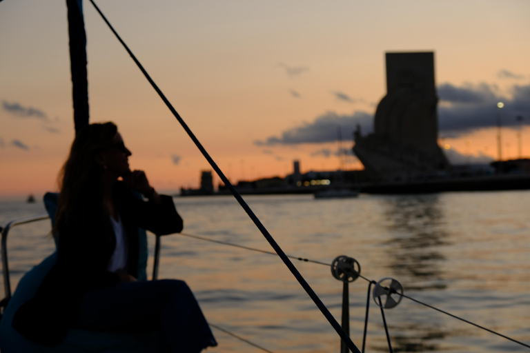 Lisboa: Passeio de barco ao pôr do sol com bebidas e petiscosLisboa: Passeio particular de veleiro ao pôr do sol com bebidas e petiscos