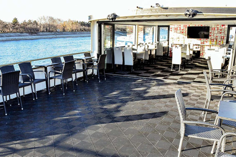 1-Hour Budapest Night Cruise with Unlimited Drinks