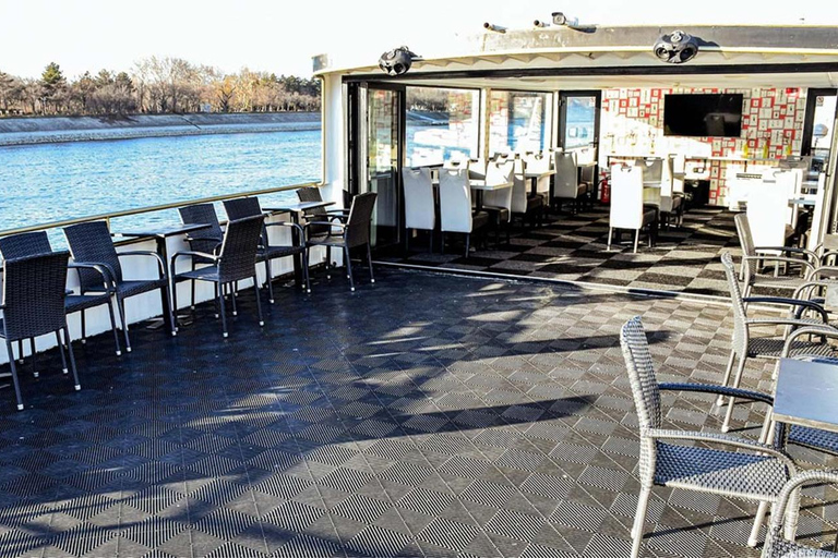 1-Hour Budapest Night Cruise with Unlimited Drinks