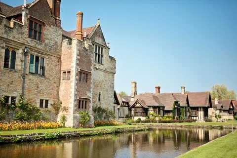 London: Tower of London and Hever Castle Day Trip