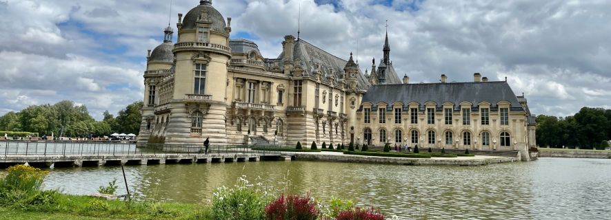 Prince de Condes stora stall och Palace Chantilly