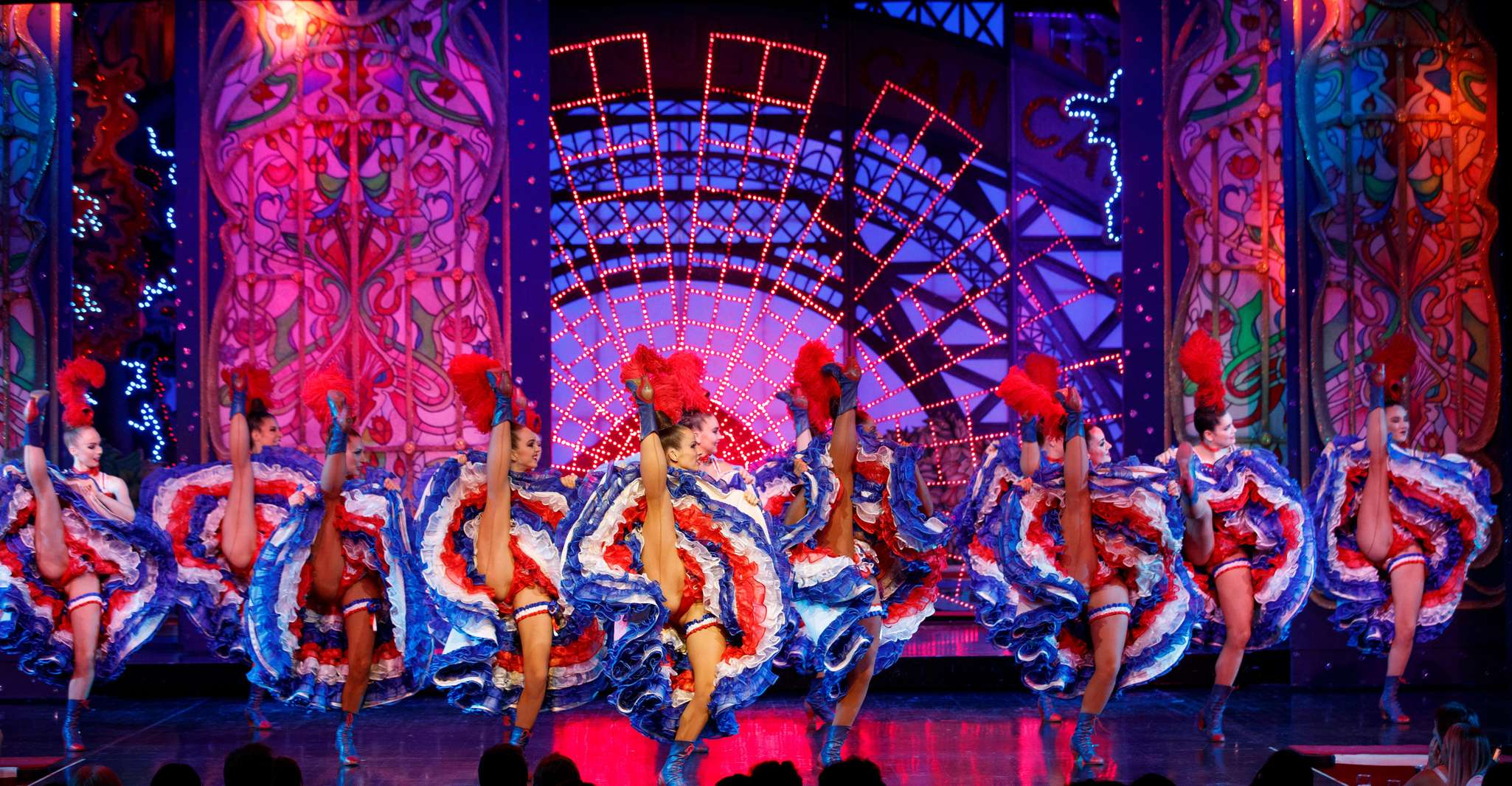 Parigi, MOULIN ROUGE DINE SHOW con trasporto di ritorno - Housity