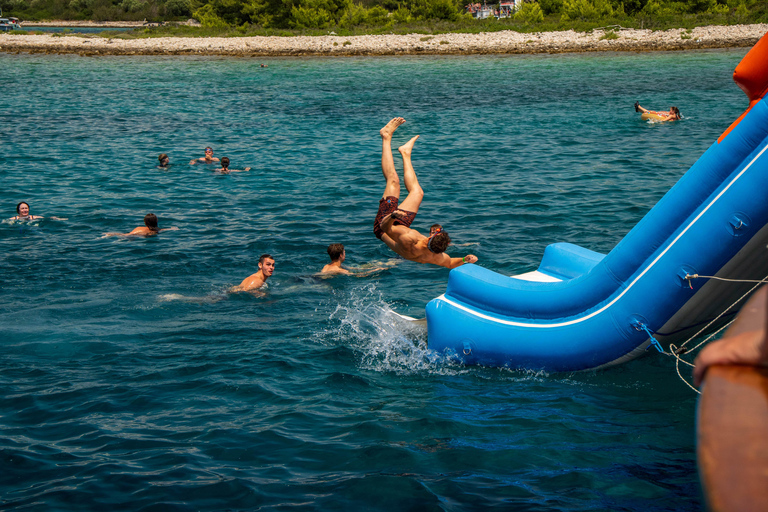 Split: Trogir Walking Tour, Blue Lagoon & Shipwreck Cruise Split: Trogir, Shipwreck & Trogir Boat Tour with Food/Drinks