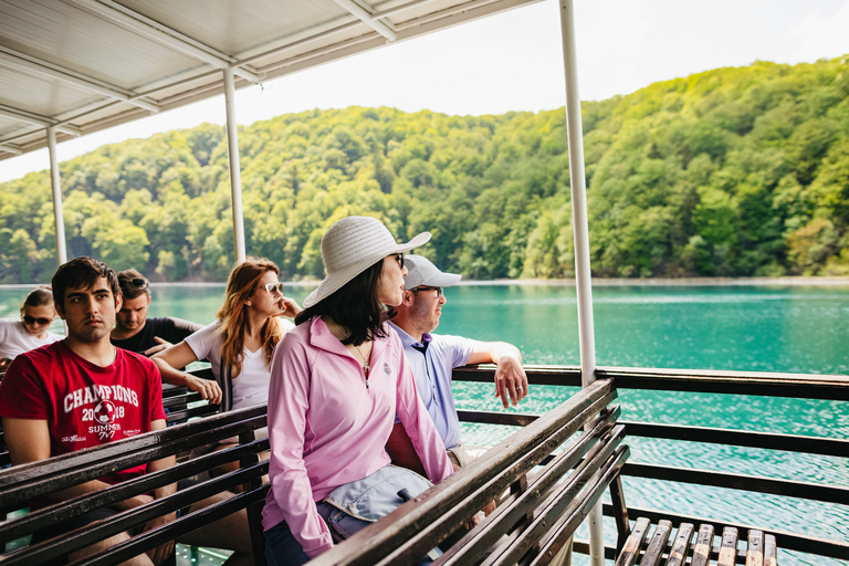 Vanuit Split of Trogir: Plitvice Meren Tour met toegangsbewijsPlitvicemeren: groepstour vanuit Split