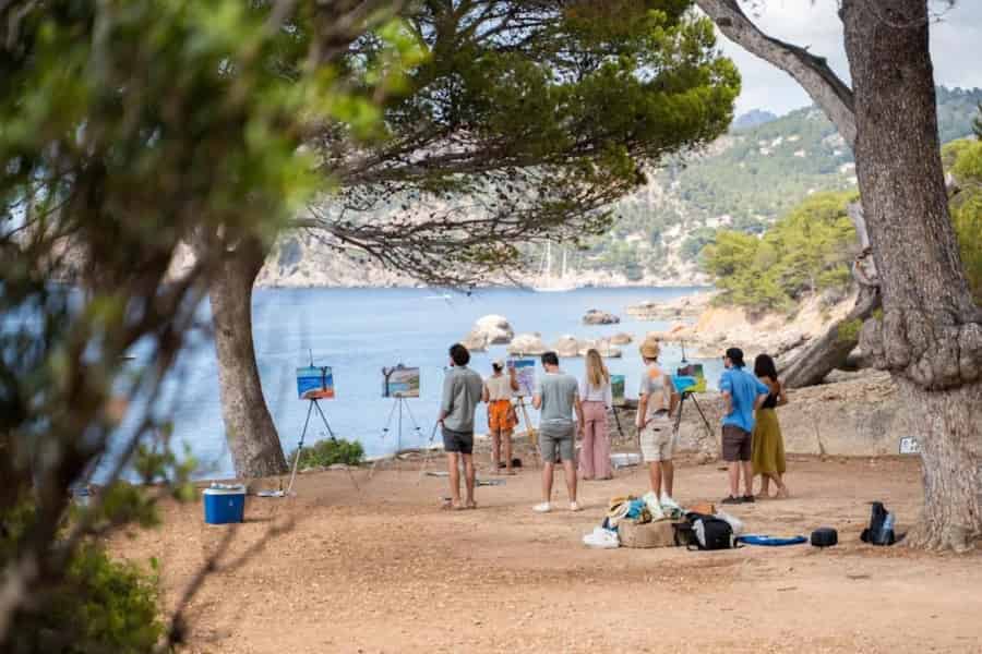 Male im Freien am Meer in Deià. Foto: GetYourGuide