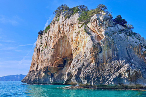 Au départ de Cala Gonone : excursion en dinghy dans le golfe d&#039;OroseiAu départ de Cala Gonone : excursion en canot pneumatique dans le golfe d&#039;Orosei