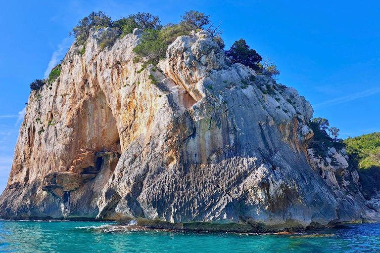 Au départ de Cala Gonone : excursion en dinghy dans le golfe d&#039;OroseiAu départ de Cala Gonone : excursion en canot pneumatique dans le golfe d&#039;Orosei
