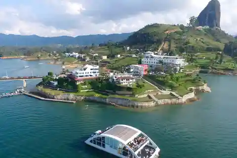 Tour Guatapé: luxury yacht to the stone of Peñol.