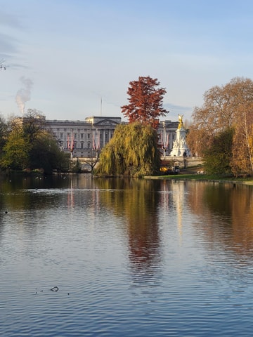 London: Three Palaces Walk & Tea at Kensington Palace