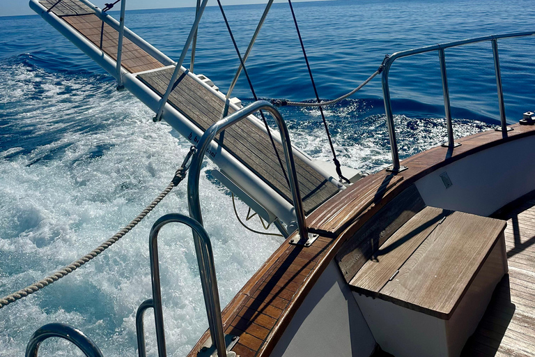 Kolympia : croisière d&#039;une journée en yacht avec transfert, repas et boissons