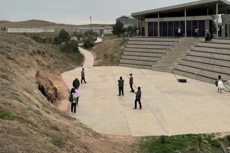 火与能量之地：火神殿、燃烧的山和 I LOVE BAKU 照片体验火与能量之地：火焰寺、燃烧的山脉和 I LOVE BAKU 摄影体验