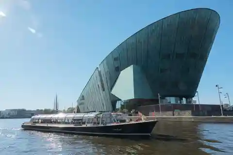 Amsterdam: Paseo en barco por el canal con comentarios en directo y audioguía