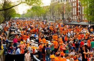Amsterdam: King's Day Party Cruise mit unbegrenzten Getränken & DJ