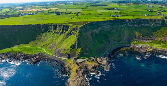 Belfast: Private Derry Transfer Tour via Giant&#39;s Causeway