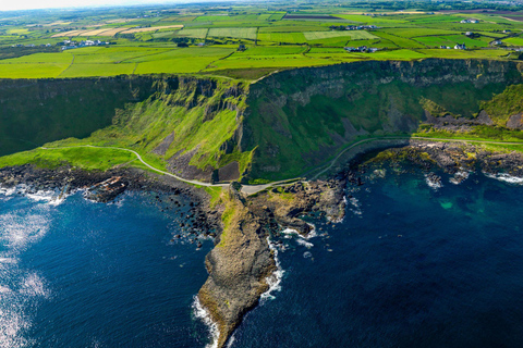 Belfast: Private Derry Transfer Tour via Giant's Causeway
