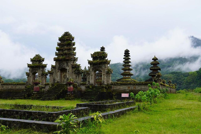 Munduk: Twin Lake Jungle Wandeling, Ulun Danu Tempel, &amp; WatervalTour met trefpunt bij Twin Lake, Munduk