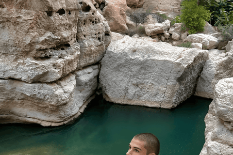 Från Muscat: Heldagsutflykt till Wadi Shab och Bimmah SinkholeWadi Shab &amp; Bimmah Sinkhole Tour med hämtning på hotell