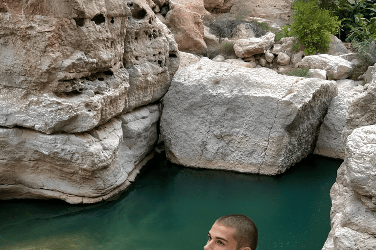 Desde Muscat: Wadi Shab y Bimmah Sinkhole Tour de día completo