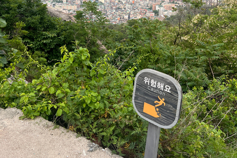 Seul: Nocna wycieczka z przewodnikiem na górę InwangsanSeul: Nocna wycieczka z przewodnikiem po górze Inwangsan