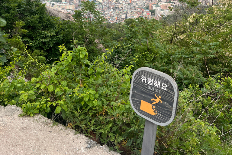 Seul: Nocna wycieczka z przewodnikiem na górę InwangsanSeul: Nocna wycieczka z przewodnikiem po górze Inwangsan