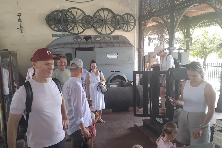 Explore Cultural Colombo and Local Cuisine Tour by bus