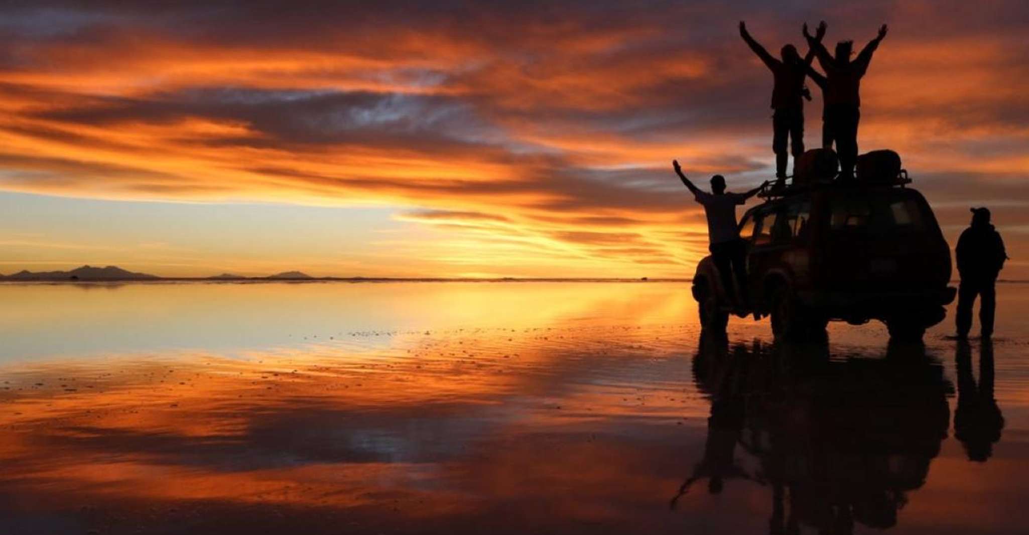 Bolivia, Sunrise on the Salar de Uyuni salt flats - Housity