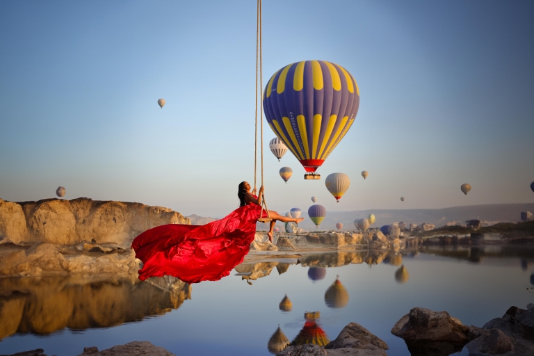 Cappadocië: Foto maken met Swing bij uitzicht op luchtballon
