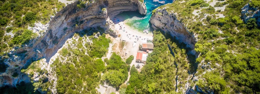 Vis : 3 îles, 2 grottes et 7 sites lors d'une sortie en bateau