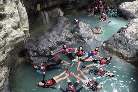 Kawasan Falls Canyoneering Transfers von Cebu mit Mittagessen