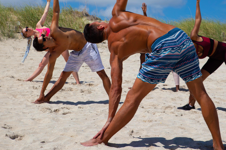 Joga o wschodzie słońca na plaży w Miami Beach