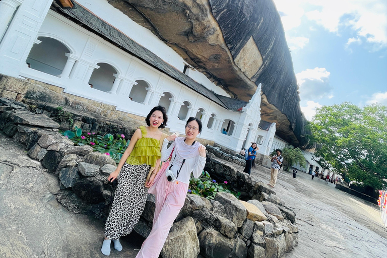 Sigiriya: Kandy Private Transfer with Tea Factory Visit