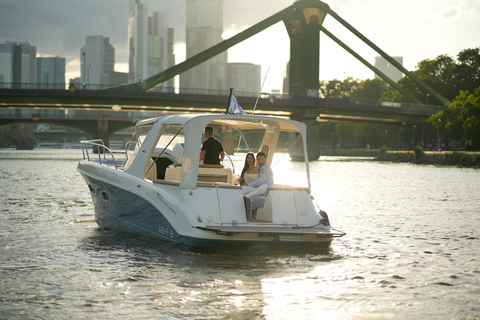 Frankfurt: Romantic boat tour for two guests with skyline view