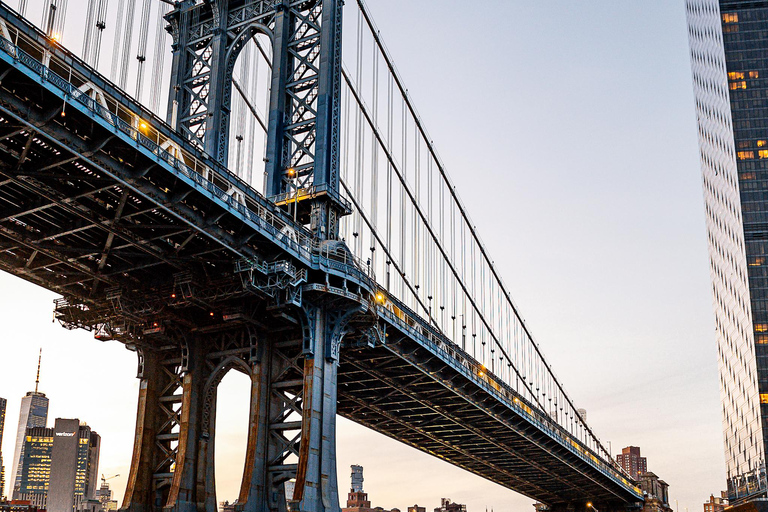 رحلة بحرية عند غروب الشمس في مدينة نيويورك مع دي جي وأفق المدينة وتمثال الحريةرحلة بحرية مع موسيقى 