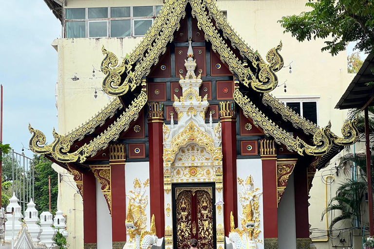 Chiang Mai: Old City Walking Tour with Temples & History Small Group Without Entry Fees