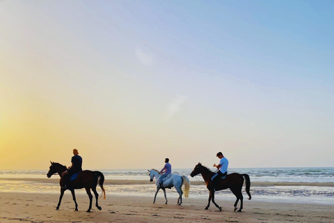 Montar a caballo en la playa de Mascate