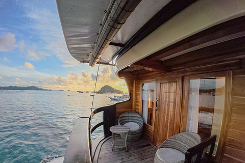 Lombok to Komodo 4D3N Sailing Adventure Gili Room: Queen bed + 2x Single bunkbed