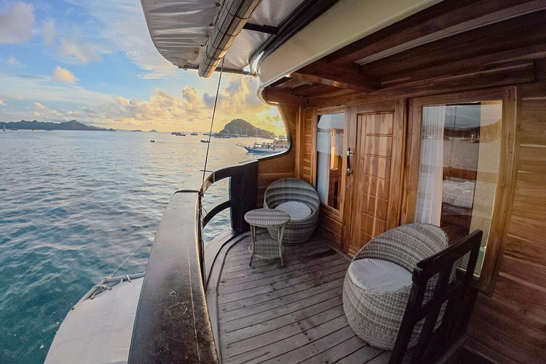 Lombok to Komodo 4D3N Sailing Adventure Gili Room: Queen bed + 2x Single bunkbed