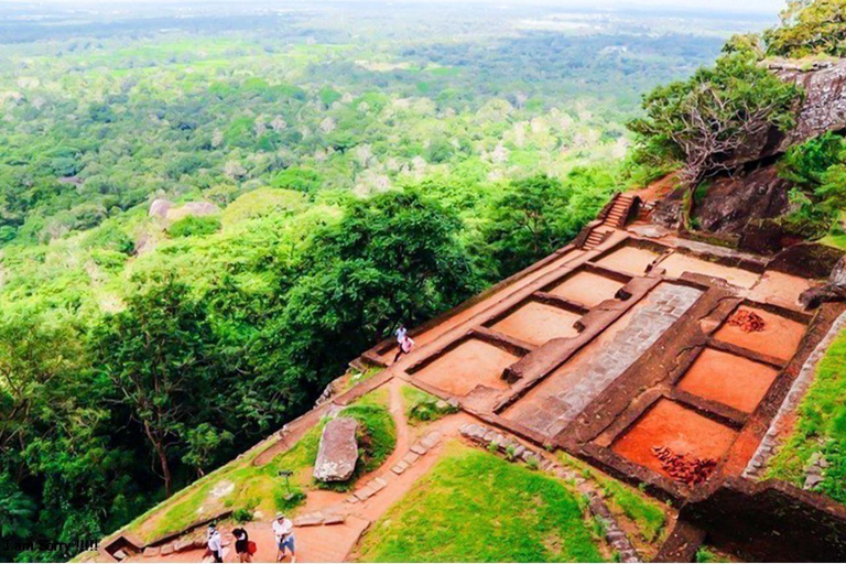 Från Colombo: Dagsutflykt med all inclusive till Sigiriya och Polonnaruwa