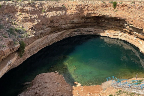 Au départ de Mascate : visite privée du Wadi Shab et du gouffre de BimmahVisite privée d'une jounée à Wadi Shab et Bimmah SinkHole Tour