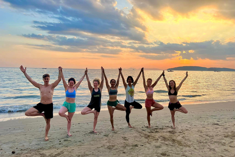 Krabi: Classe di Yoga Balance al tramontoKrabi: lezione partecipativa sull&#039;equilibrio dello yoga al tramonto