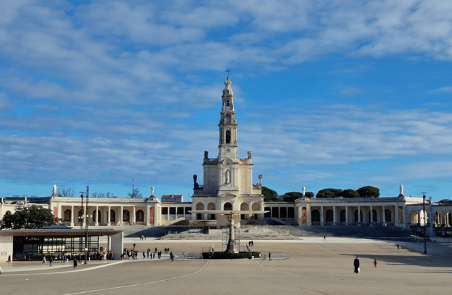 Memorable Private Full Day Tour in Fátima, Nazaré, Óbidos