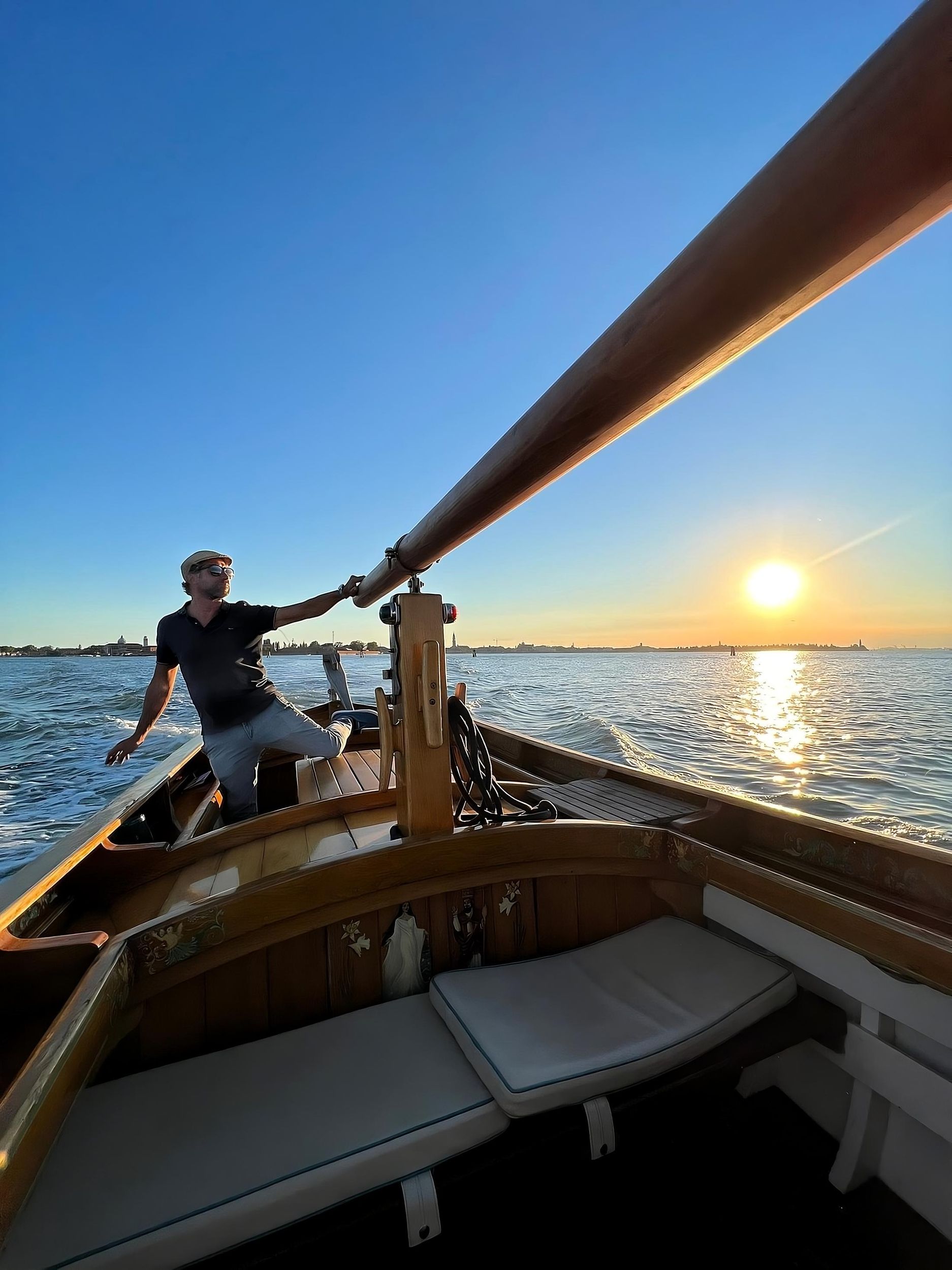Venedig: 1,5-stündige Bootsfahrt in der Lagune bei Sonnenuntergang in einem traditionellen Holzboot