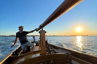 Venedig: 1,5-stündige Bootsfahrt in der Lagune bei Sonnenuntergang in einem traditionellen Holzboot