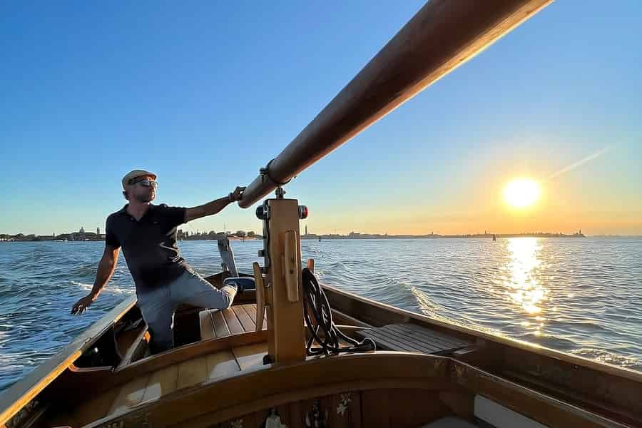 Venedig: 1,5-stündige Bootsfahrt in der Lagune bei Sonnenuntergang in einem traditionellen Holzboot. Foto: GetYourGuide Venedig: 1,5-stündige Bootsfahrt in der Lagune bei Sonnenuntergang in einem traditionellen Holzboot. Foto: GetYourGuide