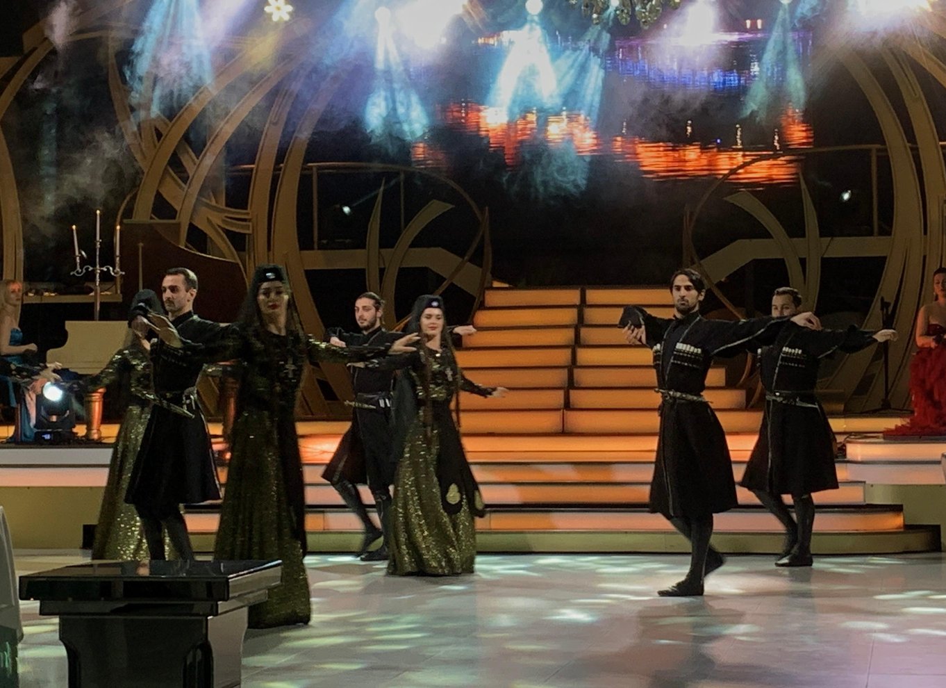 Tbilisi: georgisk middag, danseshow og afhentning på hotellet