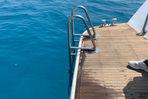 Protaras : Croisière au coucher du soleil dans les années 80 et 90 avec dîner chypriote et DJRENCONTRE AU BATEAU Repas chypriote. 1 verre de vin, de bière, de soda ou de jus de