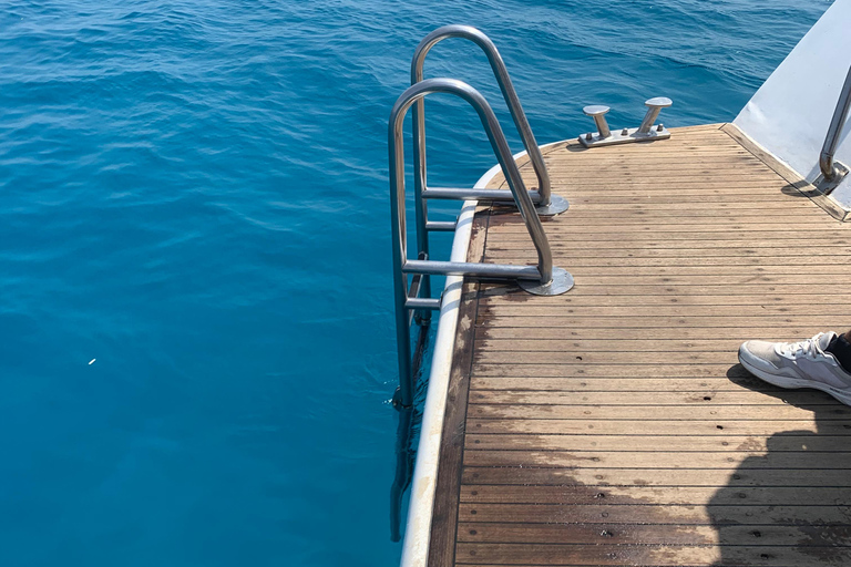 Protaras : Croisière au coucher du soleil dans les années 80 et 90 avec dîner chypriote et DJRENCONTRE AU BATEAU Repas chypriote. 1 verre de vin, de bière, de soda ou de jus de