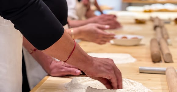 Bologna: Electric Minibus Tour & Pasta Sheet and Tortellini Experience
