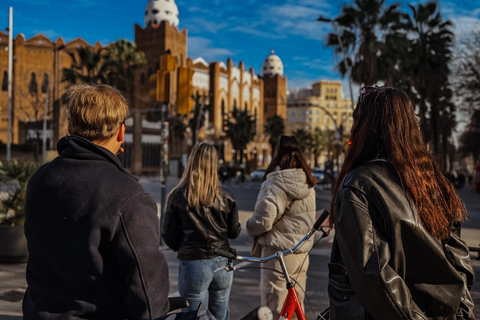 Barcelone : visite à vélo ou en vélo électrique, sites incontournables et anecdotes localesVisite privée