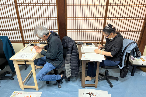 Kyoto: Kalligrafie-Erlebnis im buddhistischen Tempel in der InnenstadtKyoto; Stadtzentrum Kalligrafie-Erlebnis im buddhistischen Tempel